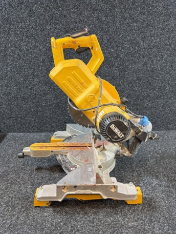 1516114-4 Kap- och gersåg - DeWalt DW777-QS