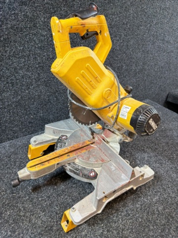 1516114-5 Kap- och gersåg - DeWalt DW777-QS