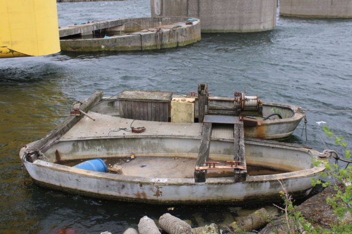1551882-1 Pile driver including barge