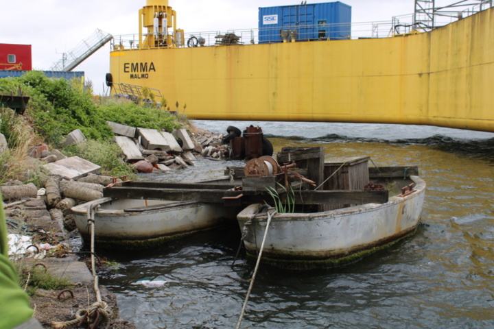 1551882-2 Pile driver including barge