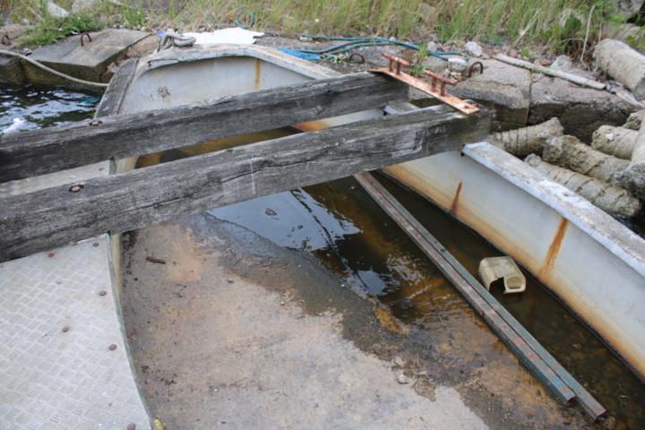 1551882-5 Pile driver including barge