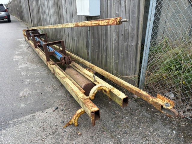 1551882-17 Pile driver including barge