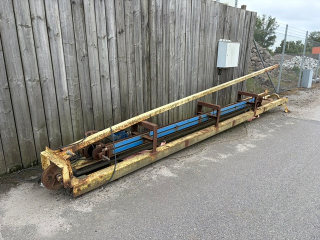 1551882-19 Pile driver including barge