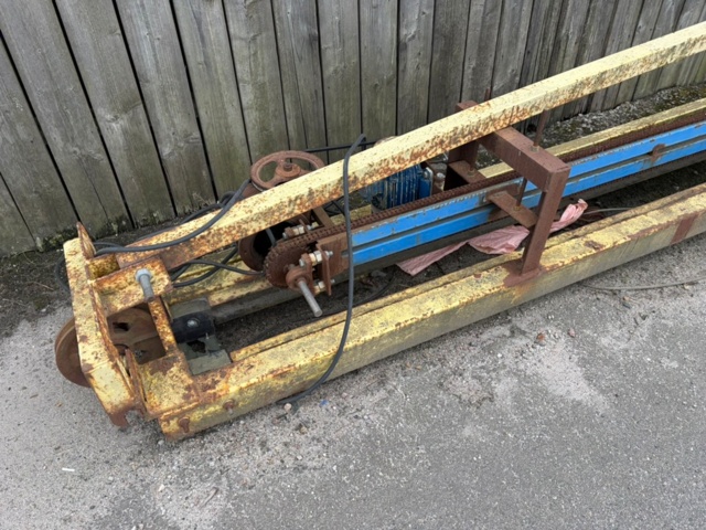 1551882-20 Pile driver including barge