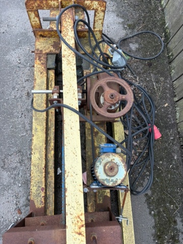 1551882-24 Pile driver including barge