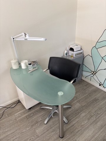1548826-1 Nagelstation - Komplett med bord, lampa och utrustning