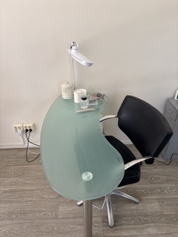1548826-2 Nagelstation - Komplett med bord, lampa och utrustning
