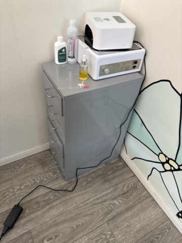 1548826-7 Nagelstation - Komplett med bord, lampa och utrustning