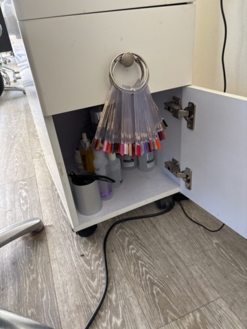 1548826-14 Nagelstation - Komplett med bord, lampa och utrustning