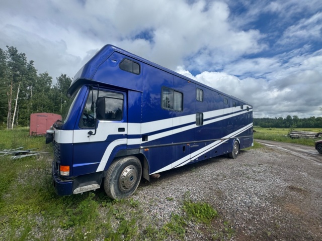 1405947-1 Volvo FL7 4x2 Extended Horse Transport – Space for 6 horses