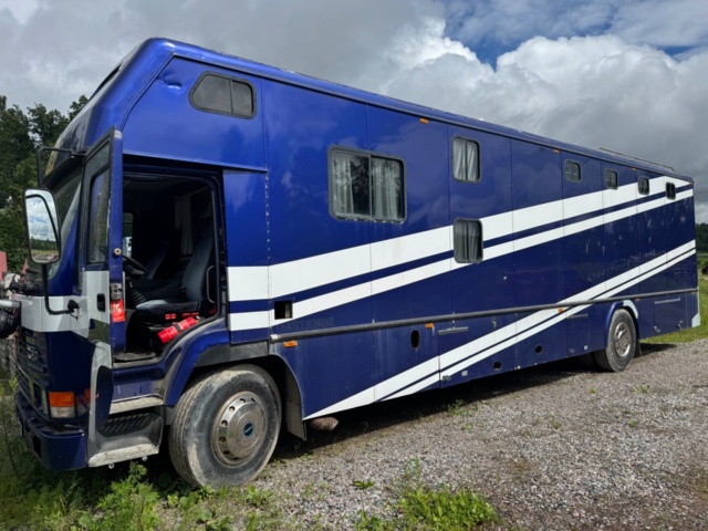 1405947-3 Volvo FL7 4x2 Extended Horse Transport – Space for 6 horses