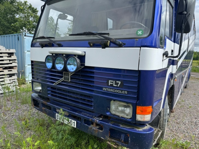 1405947-4 Volvo FL7 4x2 Extended Horse Transport – Space for 6 horses
