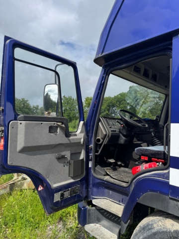 1405947-6 Volvo FL7 4x2 Extended Horse Transport – Space for 6 horses