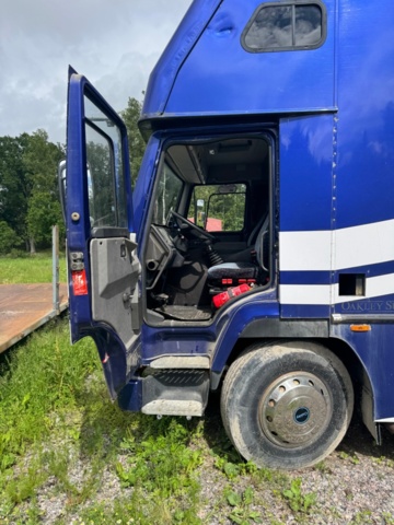 1405947-7 Volvo FL7 4x2 Extended Horse Transport – Space for 6 horses