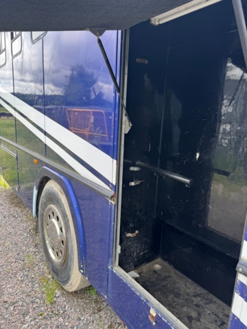 1405947-10 Volvo FL7 4x2 Extended Horse Transport – Space for 6 horses