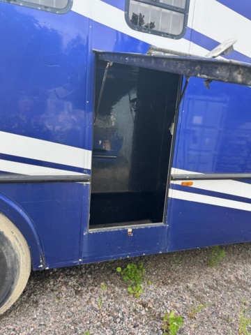 1405947-11 Volvo FL7 4x2 Extended Horse Transport – Space for 6 horses
