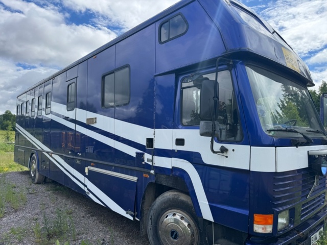 1405947-13 Volvo FL7 4x2 Extended Horse Transport – Space for 6 horses