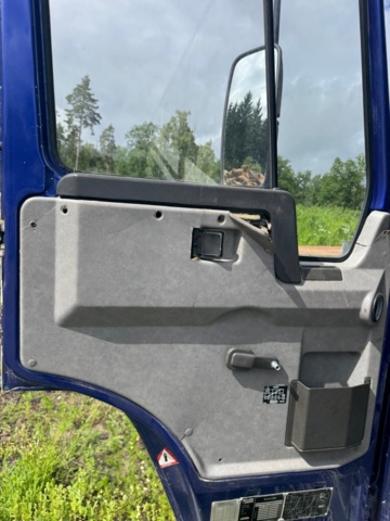 1405947-21 Volvo FL7 4x2 Extended Horse Transport – Space for 6 horses