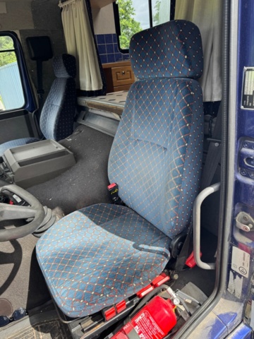 1405947-22 Volvo FL7 4x2 Extended Horse Transport – Space for 6 horses