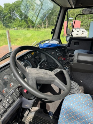 1405947-23 Volvo FL7 4x2 Extended Horse Transport – Space for 6 horses