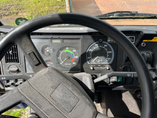 1405947-26 Volvo FL7 4x2 Extended Horse Transport – Space for 6 horses