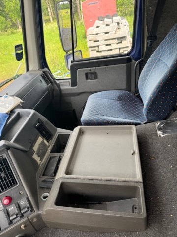 1405947-28 Volvo FL7 4x2 Extended Horse Transport – Space for 6 horses
