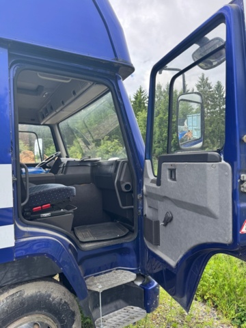 1405947-37 Volvo FL7 4x2 Extended Horse Transport – Space for 6 horses