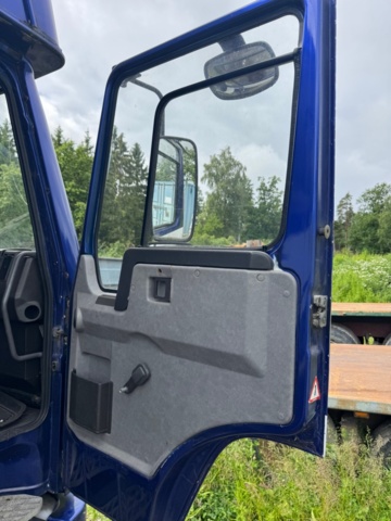 1405947-39 Volvo FL7 4x2 Extended Horse Transport – Space for 6 horses