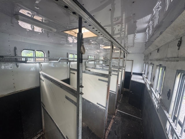 1405947-41 Volvo FL7 4x2 Extended Horse Transport – Space for 6 horses