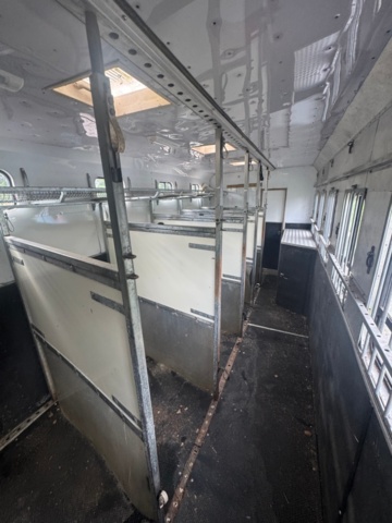 1405947-42 Volvo FL7 4x2 Extended Horse Transport – Space for 6 horses