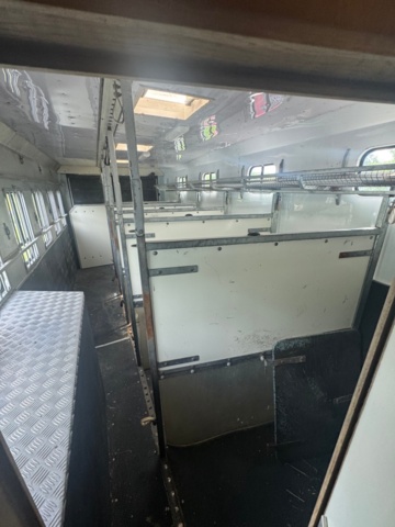 1405947-44 Volvo FL7 4x2 Extended Horse Transport – Space for 6 horses