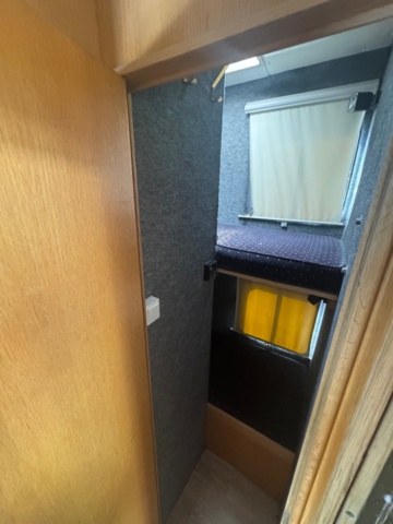 1405947-50 Volvo FL7 4x2 Extended Horse Transport – Space for 6 horses