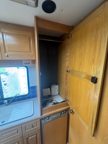 1405947-55 Volvo FL7 4x2 Extended Horse Transport – Space for 6 horses