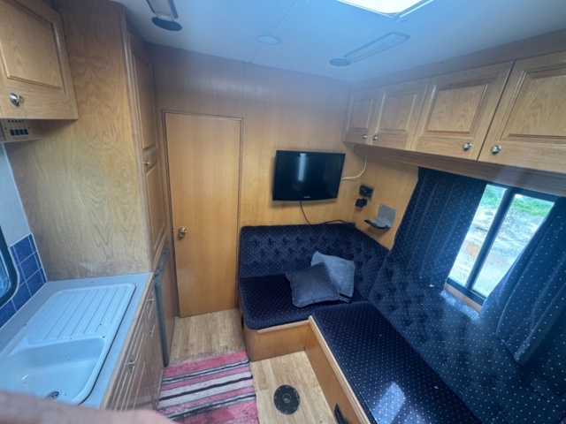 1405947-58 Volvo FL7 4x2 Extended Horse Transport – Space for 6 horses