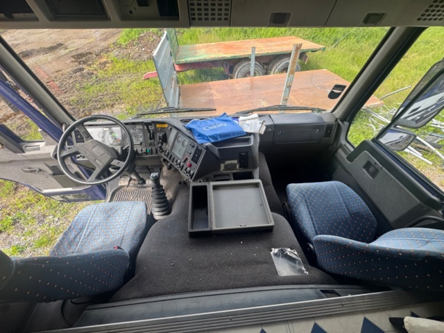 1405947-62 Volvo FL7 4x2 Extended Horse Transport – Space for 6 horses