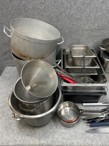 1545860-3 Köksutrustning - kastruller, bleck, stekpanna och diverse köksredskap