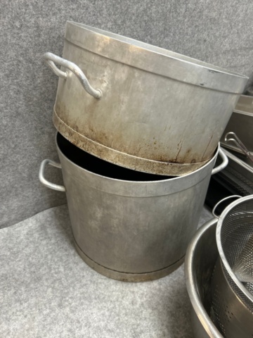 1545860-4 Köksutrustning - kastruller, bleck, stekpanna och diverse köksredskap