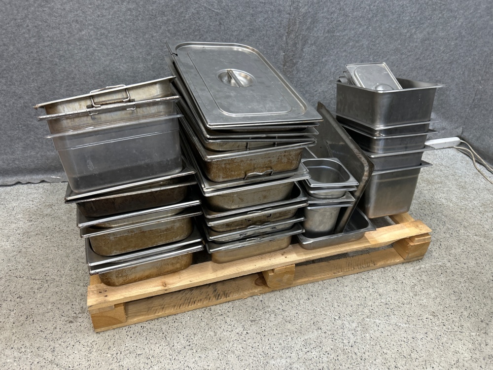 1545860-1 Kitchen equipment - pots, pans, frying pans and various kitchen utensils
