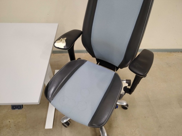 1553934-2 Höj- och sänkbart skrivbord med kontorsstol