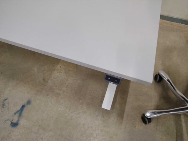 1553935-4 Höj- och sänkbart skrivbord med kontorsstol