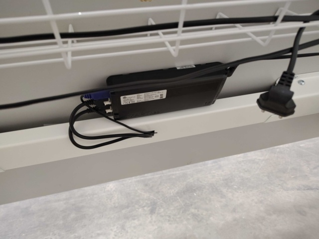 1553935-8 Höj- och sänkbart skrivbord med kontorsstol