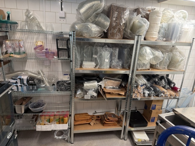1532972-1 Kökshyllor med innehåll - Engångsförpackningar, förbrukningsmaterial, m.m.