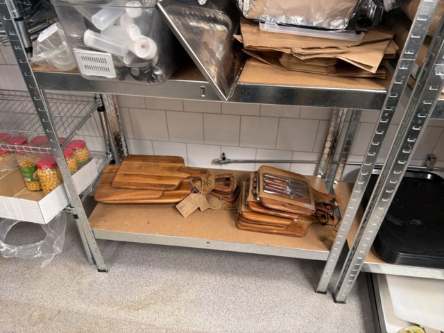 1532972-6 Kökshyllor med innehåll - Engångsförpackningar, förbrukningsmaterial, m.m.