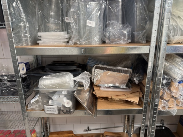 1532972-7 Kökshyllor med innehåll - Engångsförpackningar, förbrukningsmaterial, m.m.
