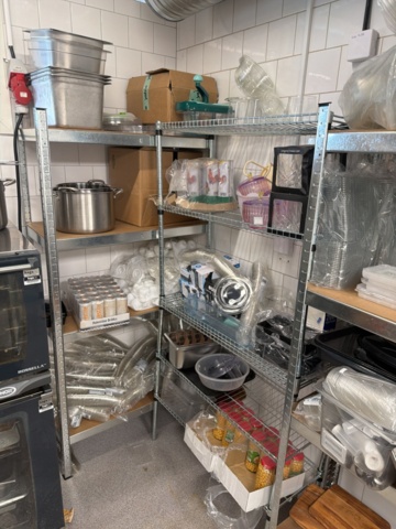 1532972-10 Kökshyllor med innehåll - Engångsförpackningar, förbrukningsmaterial, m.m.