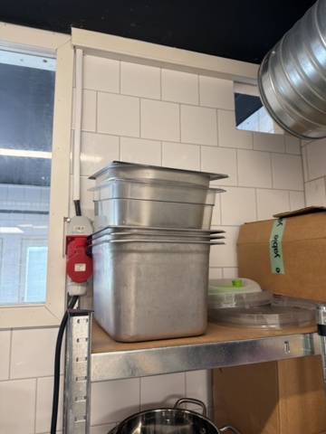1532972-11 Kökshyllor med innehåll - Engångsförpackningar, förbrukningsmaterial, m.m.