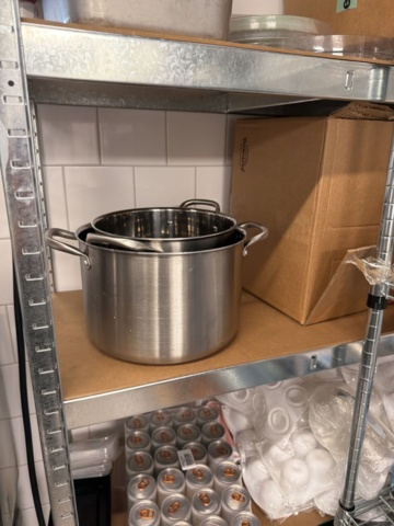 1532972-12 Kökshyllor med innehåll - Engångsförpackningar, förbrukningsmaterial, m.m.