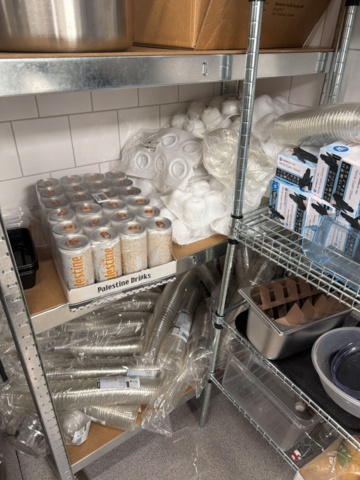 1532972-13 Kökshyllor med innehåll - Engångsförpackningar, förbrukningsmaterial, m.m.