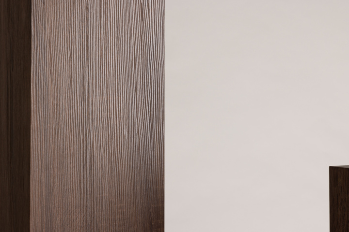 1553765-4 Ramsvik sidobord — MDF, brun. 23 × 23 × 95 cm.