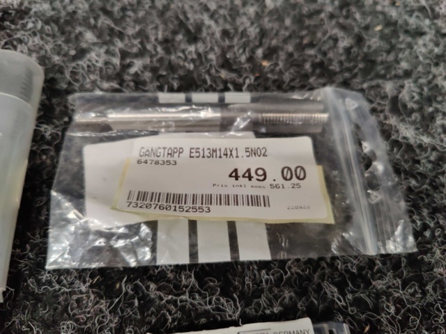1554198-8 Metric & inch taps